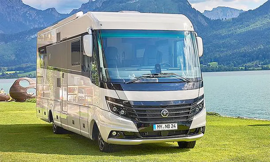 Niesmann + Bischoff Flair (2024) Niesmann + Bischoff Flair (2024): Das Foto zeigt das Wohnmobil von schräg vorne.