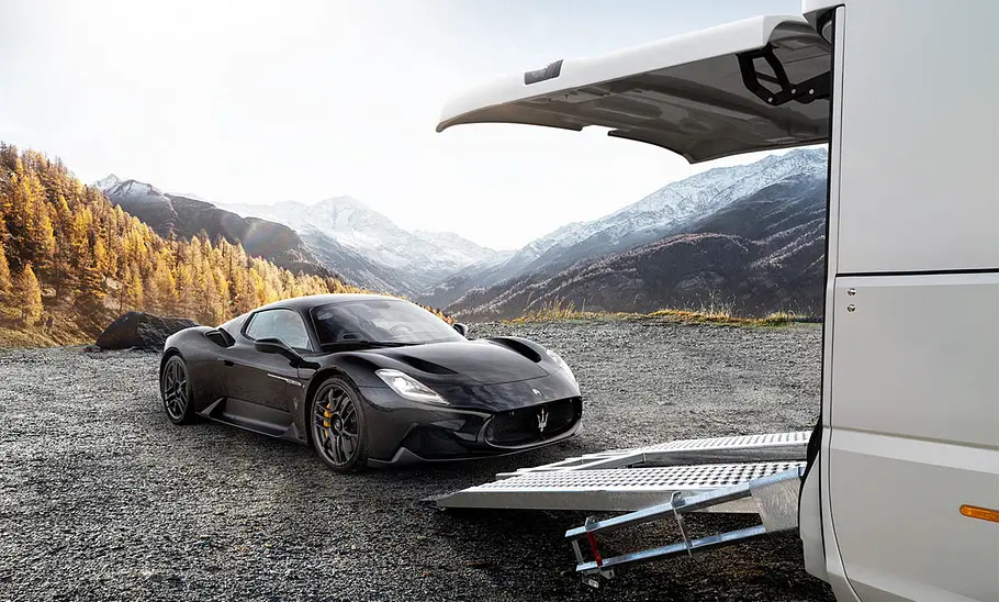 Morelo Grand Empire (2024) Morelo Grand Empire (2024): Das Bild zeigt, wie ein Maserati in der Heckgarage verladen wird.
