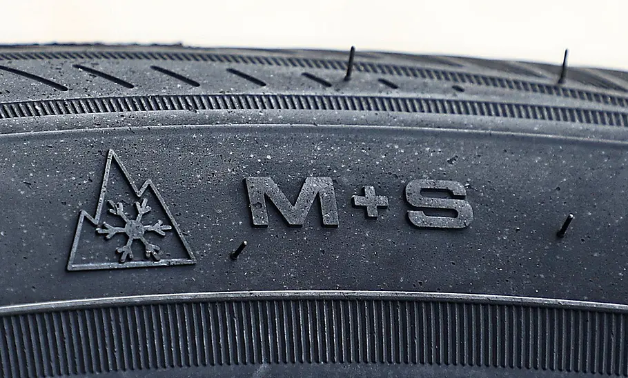 Ausschnitt eines Allwetterreifens mit M+S-Symbol.