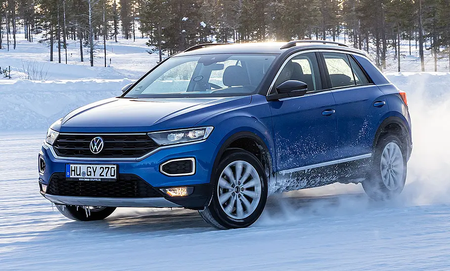 Der VW T-Roc fahrend von schräg vorne fotografiert.