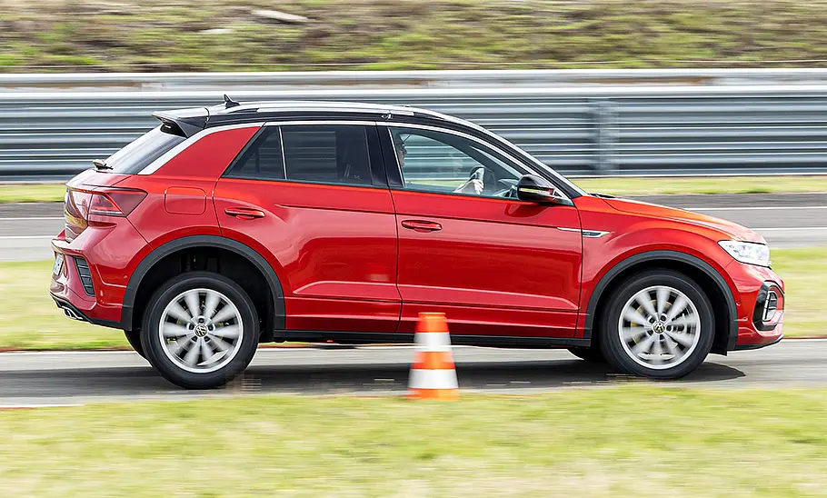 Ganzjahresreifen-Test Der VW T-Roc bremsend von der Seite fotografiert.