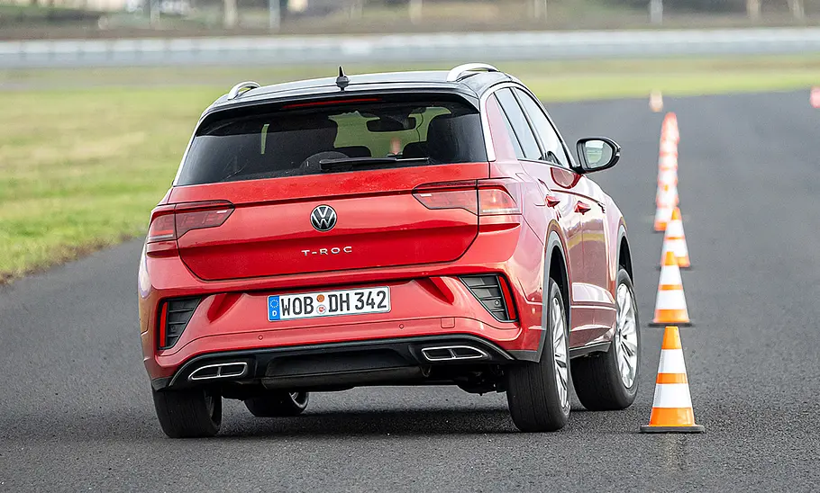 Ganzjahresreifen-Test Eine Auto fährt Slalom beim Ganzjahresreifen-Test.
