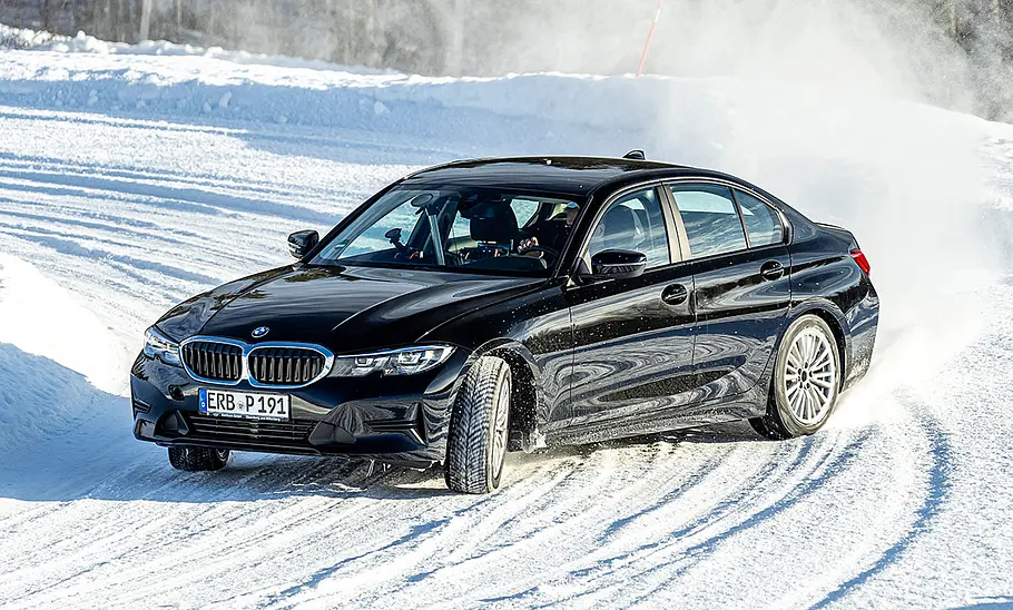 Pirelli Cinturato AllSeason SF3 auf BMW 3er im Schnee; das Bild zeigt driftendes Fahrzeug.