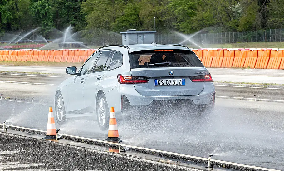 Pirelli Cinturato AllSeason SF3 auf BMW 3er Touring bei Nässe; das Bild zeigt Bremstest.