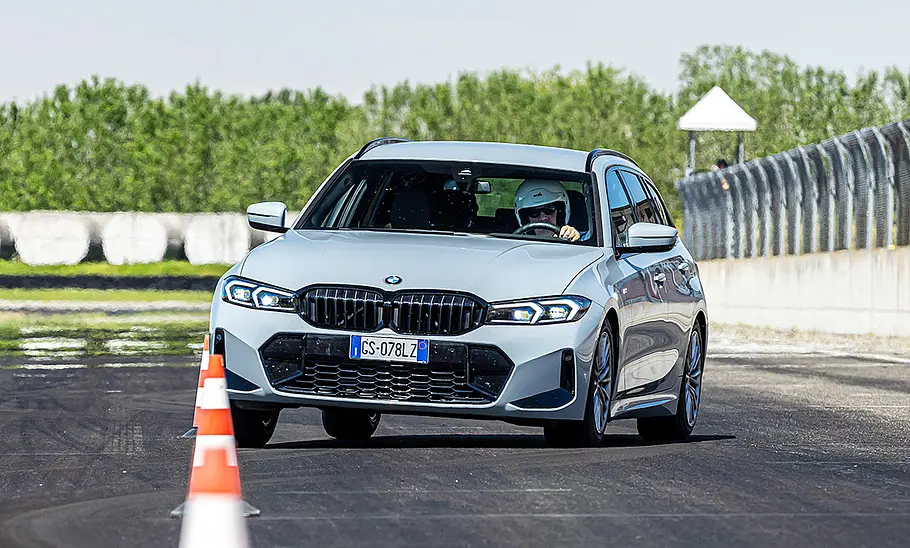 Pirelli Cinturato AllSeason SF3 auf BMW 3er Touring bei Trockenheit; das Bild zeigt einen Ausweichversuch.