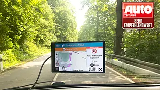 Die Innenaufnahme zeigt das Garmin-Navi Camper 795 MT-D EU, das an einer Windschutzscheibe angebracht ist. Auf dem Display wird eine Warnung angezeigt. - Foto: AUTO ZEITUNG