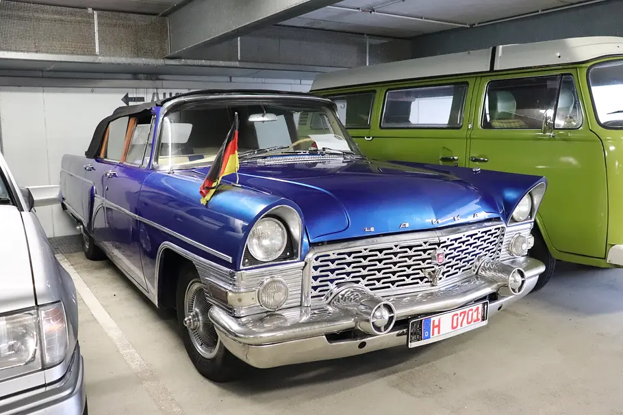 Der GAZ 13 „Tschaika“ stehend von vorne