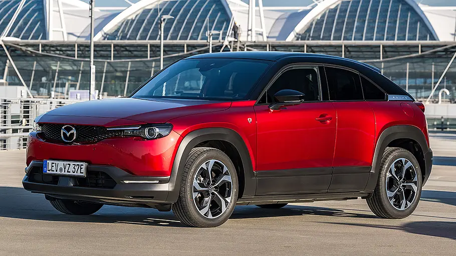 Der Mazda MX-30 e-Skyactiv R-EV (2025) stehend von schräg vorne.