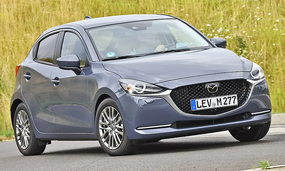 Der Mazda 2 fahrend von schräg vorne.