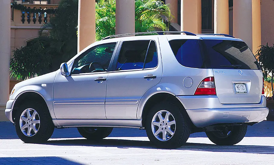 Ein stehender Mercedes ML von schräg hinten.