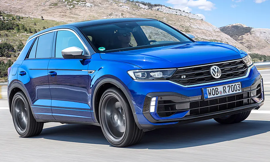 Ein fahrender VW T-Roc von schräg vorne.