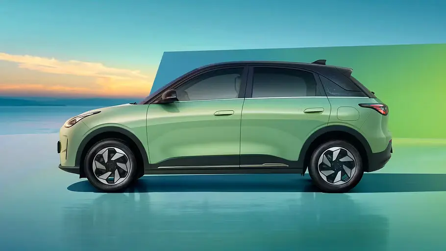 Der Geely E2 statisch in der Seitenansicht von links.