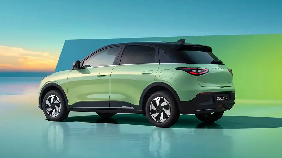 Der Geely E2 statisch von schräg hinten links.
