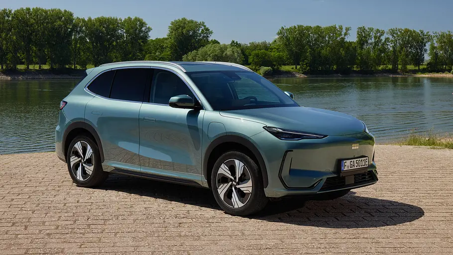 Geely E5 Der Geely E5 statisch von schräg vorne rechts an einem Flussufer.