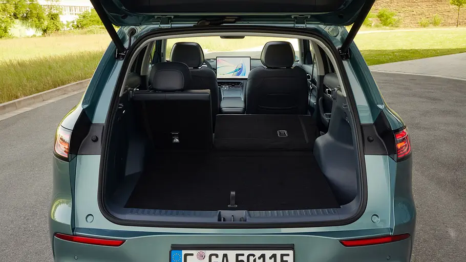 Der Kofferraum des Geely E5 mit teilweise umgeklappter Rücksitzlehne.
