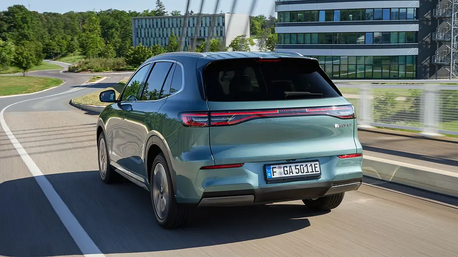 Der Geely E5 fährt über eine Brücke, von hinten links fotografiert.