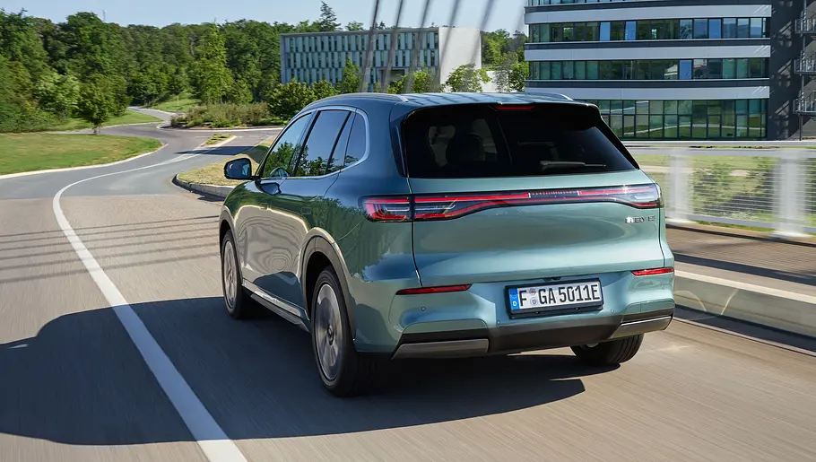 Der Geely E5 fährt über eine Brücke, von hinten links fotografiert.