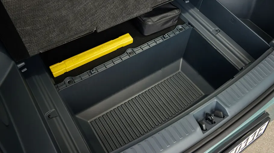 Unter dem Kofferraumboden des Geely E5 befindet sich ein Staufach.