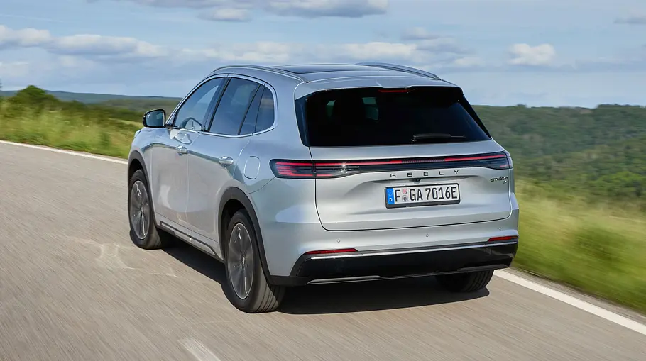 Geely Starray EM-i Der Geely Starray EM-i fährt auf einer Landstraße, von hinten links fotografiert.