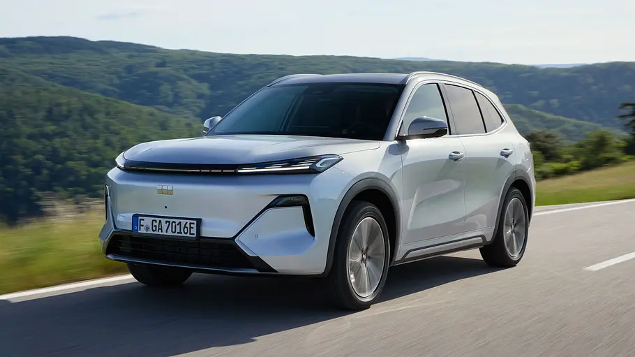 Geely Starray EM-i Der Geely Starray EM-i fährt auf einer Landstraße, von vorne links fotografiert.