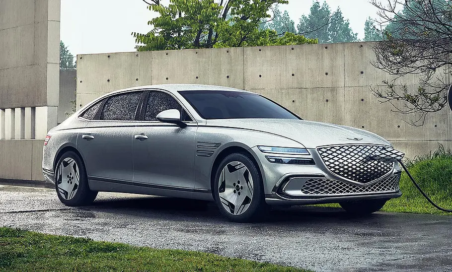 Genesis Electrified G80 (2025) Blick von schräg vorne auf den Genesis Electrified G80 (2025).