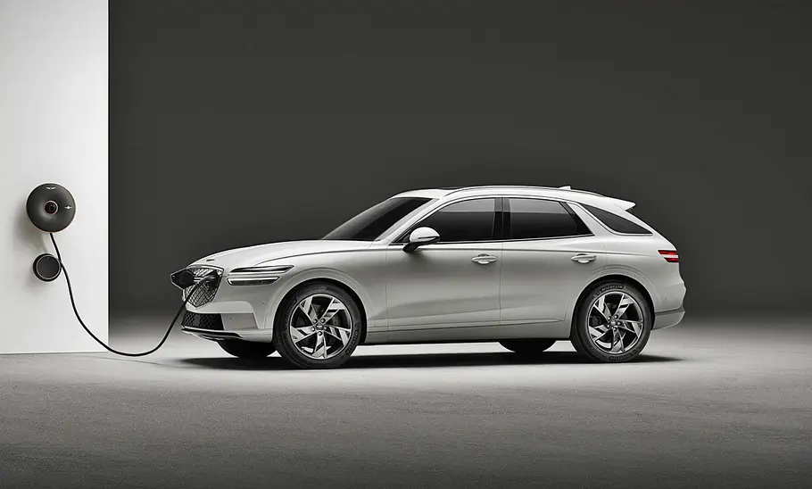 Genesis GV70 (2022), parkend, an der Ladestation