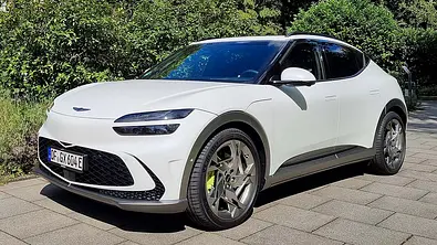 Genesis GV60 Sport Plus stehend, Ansicht von vorne links. - Foto: Team AUTO ZEITUNG