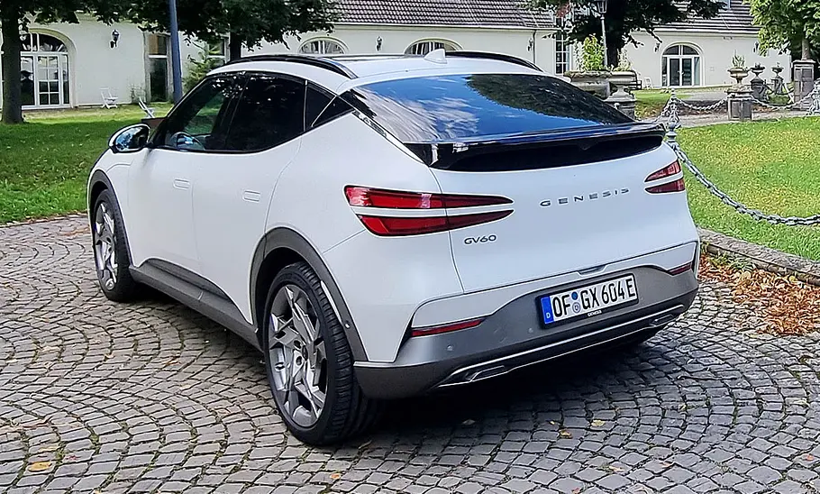Genesis GV60 Sport Plus stehend, Ansicht von hinten links.