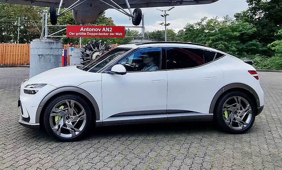 Genesis GV60 Sport Plus stehend, Ansicht von der linken Seite.
