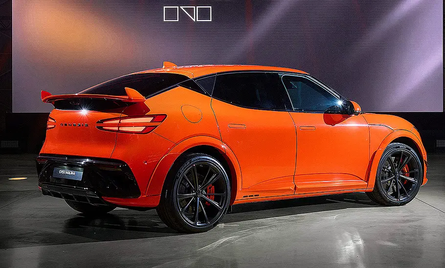 Blick von schräg hinten auf den Genesis GV60 Magma (2026).