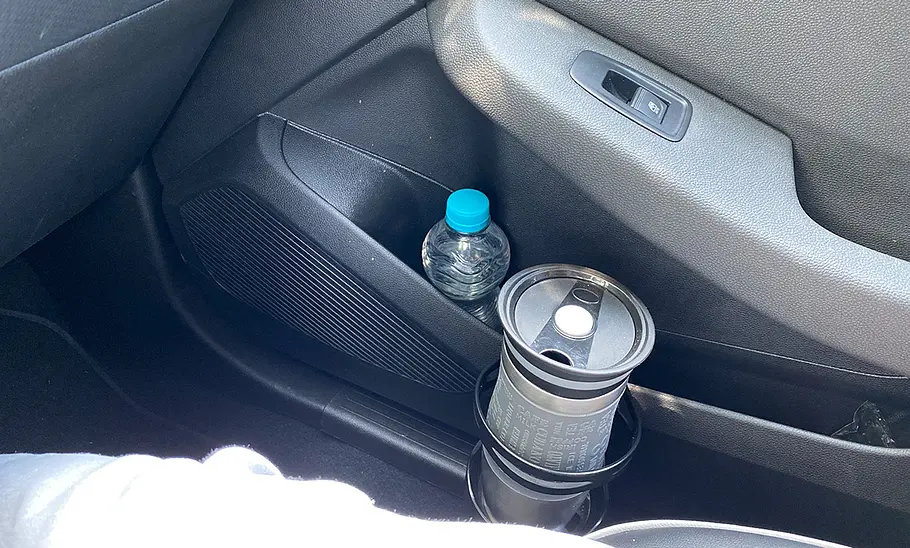 Der HP-Flaschenhalter mit Thermosbecher im Getränkehalter-Test.