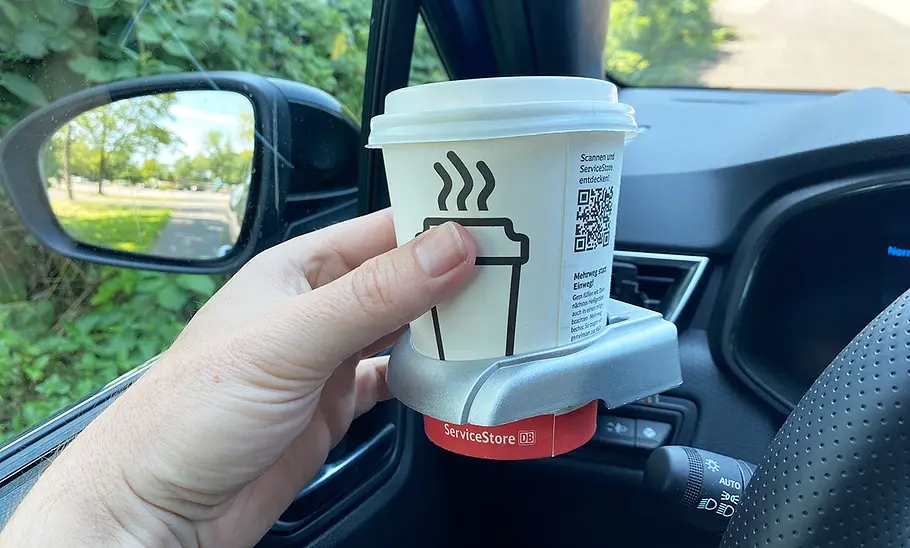 Der kaputte Hpiano-Becherhalter mit Kaffeebecher im Getränkehalter-Test.