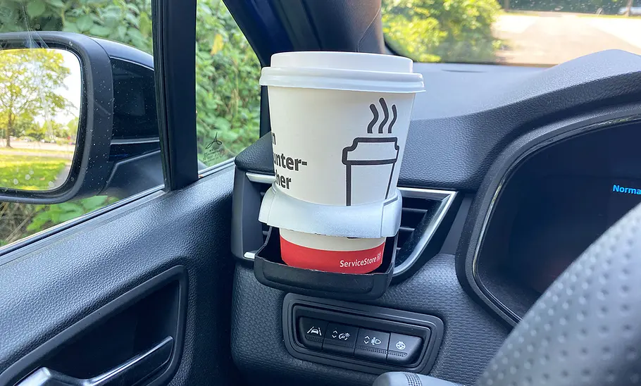 Der Hpiano-Becherhalter mit Kaffeebecher im Getränkehalter-Test.