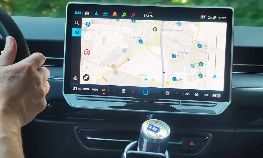 Getränkehalter-Test: Kurventest im VW ID.7. Zu sehen ist der Getränkehalter, montiert unterhalb des zentralen Touchscreens.