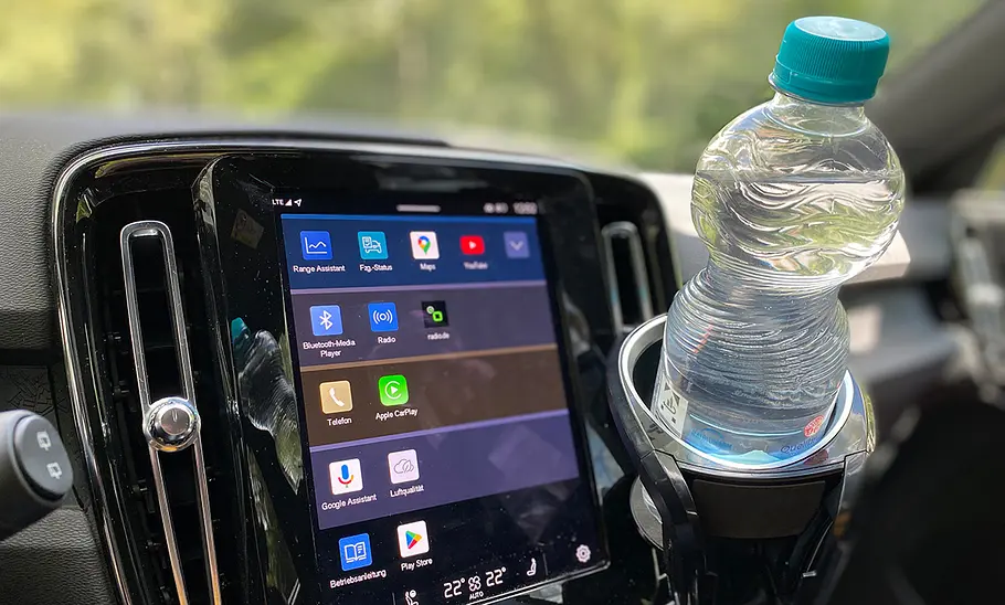 Getränkehalter-Test im Volvo XC40: Hier ist der Getränkehalter an senkrechten Lüftungsgittern montiert.
