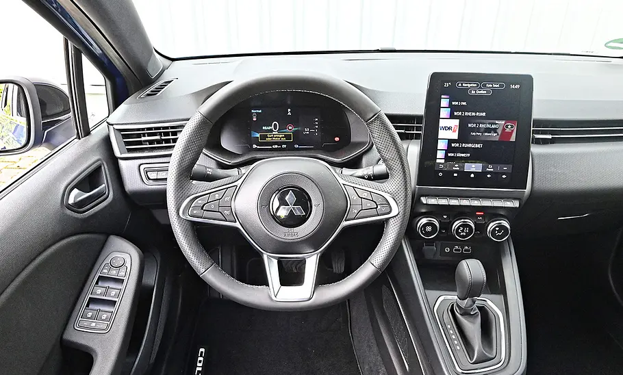 Das Arumaturenbrett des Versuchsfahrzeugs Mitsubishi Colt.