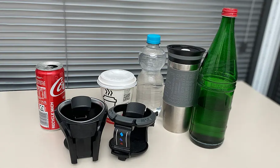Getränkehalter-Test: Bild zeigt zwei verschiedene Getränkehalter sowie vierschiedene Flaschen und Becher.