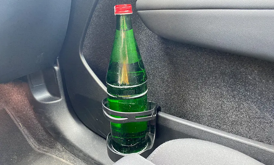 Der HP-Flaschenhalter mit Flasche im Getränkehalter-Test.
