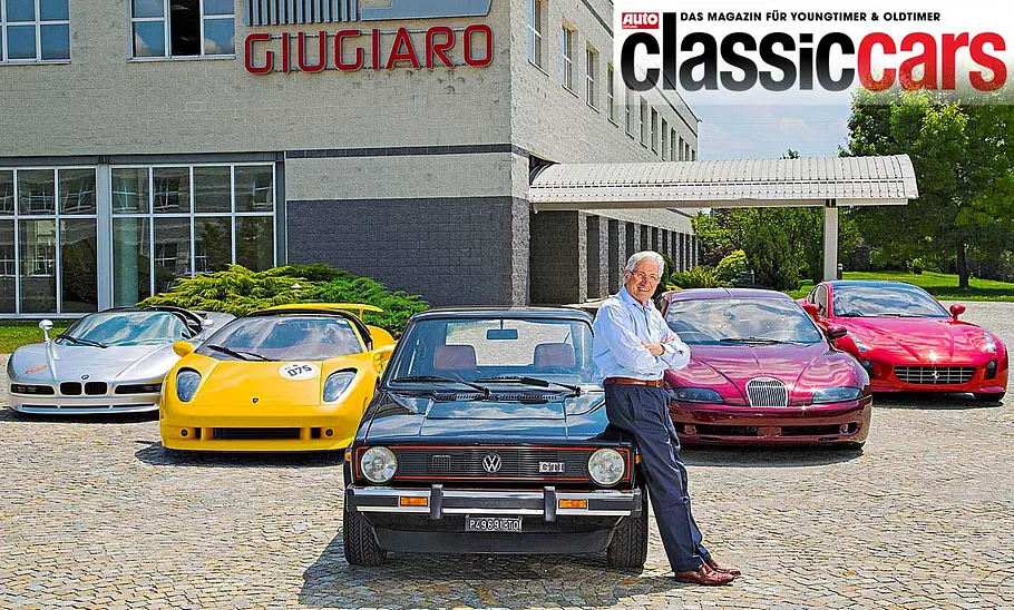Giorgetto Giugiaro posiert stehend mit BMW Nazca C2, Lamborghini Calà, VW Golf GTI, Bugatti EB 112 und Ferrari GG50.