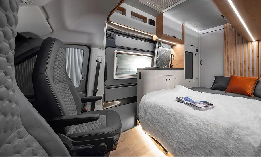Globe-Traveller Falcon (2024) Das Bild zeigt einen Blick in den Innenraum des Globe-Traveller Falcon 2SX.