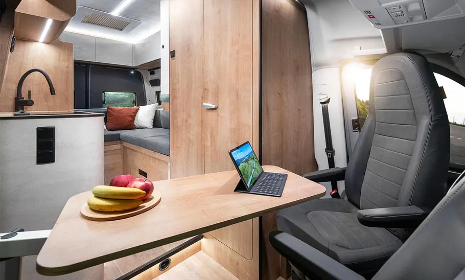 Globe-Traveller Falcon (2024) Die Innenaufnahme zeigt den Wohnraum mit Sitzgruppe.