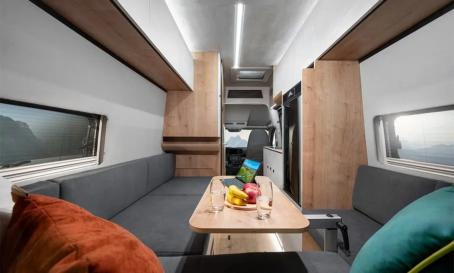 Globe-Traveller Falcon (2024) Die Innenaufnahme zeigt den Wohnraum des Globe-Traveller Falcon (2024).