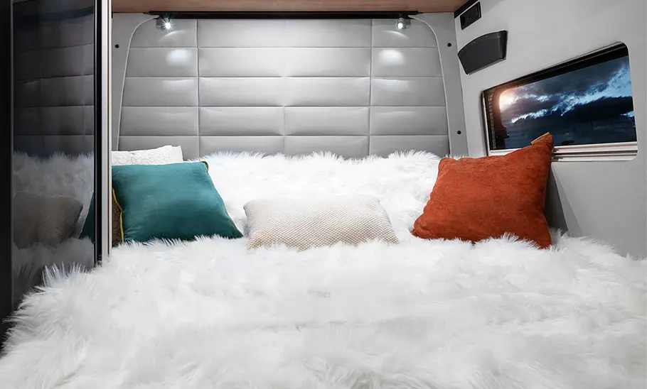 Globe-Traveller Falcon (2024) Das Bild zeigt das Heck des Globe-Traveller Falcon.