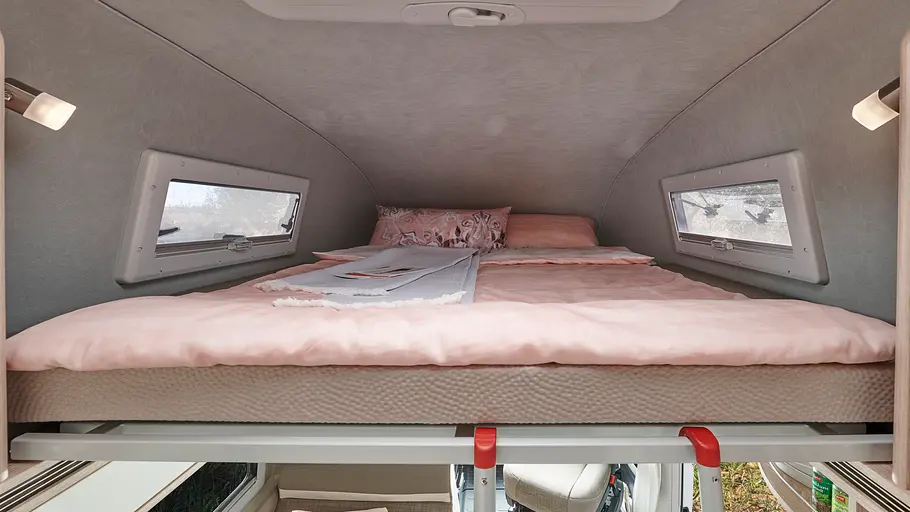 Das Bett über der Sitzgruppe des Globecar Globescout Vario (Beispielbild zeigt den Pössl Concorde Compact).
