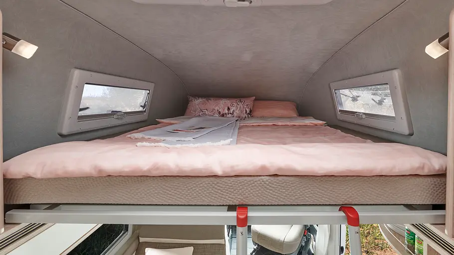 Das Bett über der Sitzgruppe des Globecar Globescout Vario (Beispielbild zeigt den Pössl Concorde Compact).