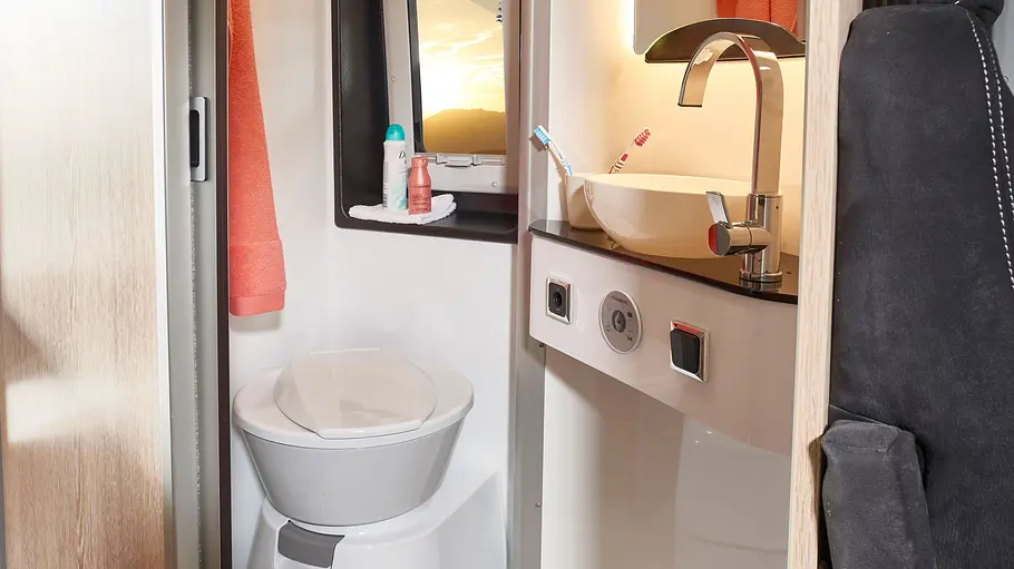 Die Innenaufnahme zeigt das WC im Globecar Summit Prime 600.