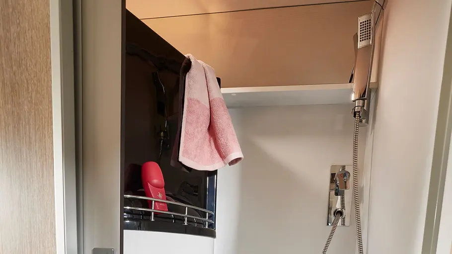 Die Innenaufnahme zeigt die Dusche des Globecar Summit Prime 600.