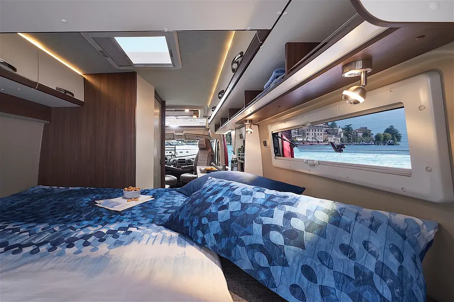 Die Innenaufnahme zeigt das Schlafzimmer des Globecar Summit Prime 600.