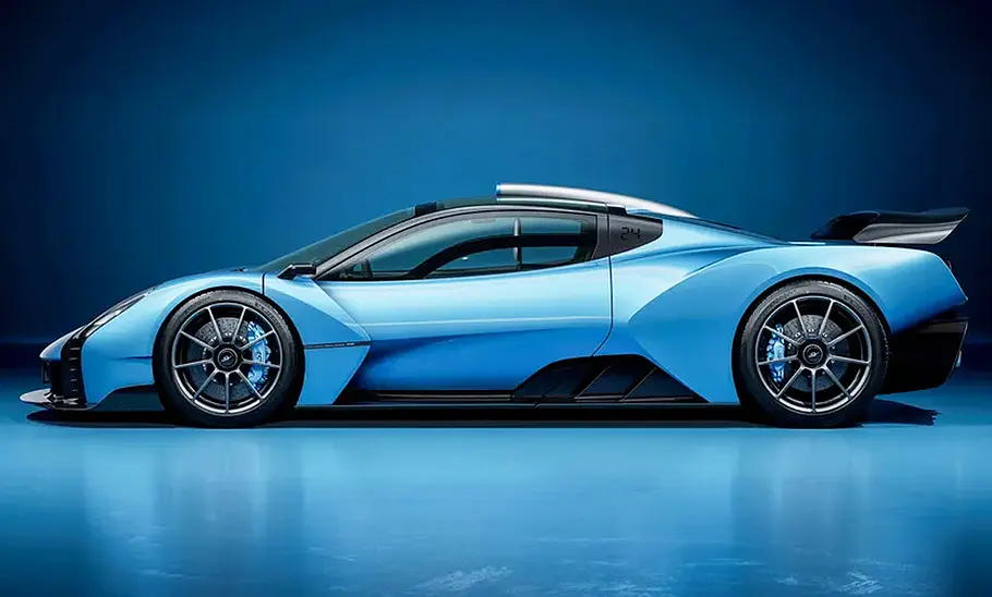 Eine Seitenansicht zeigt den Gordon Murray Le Mans GTR.