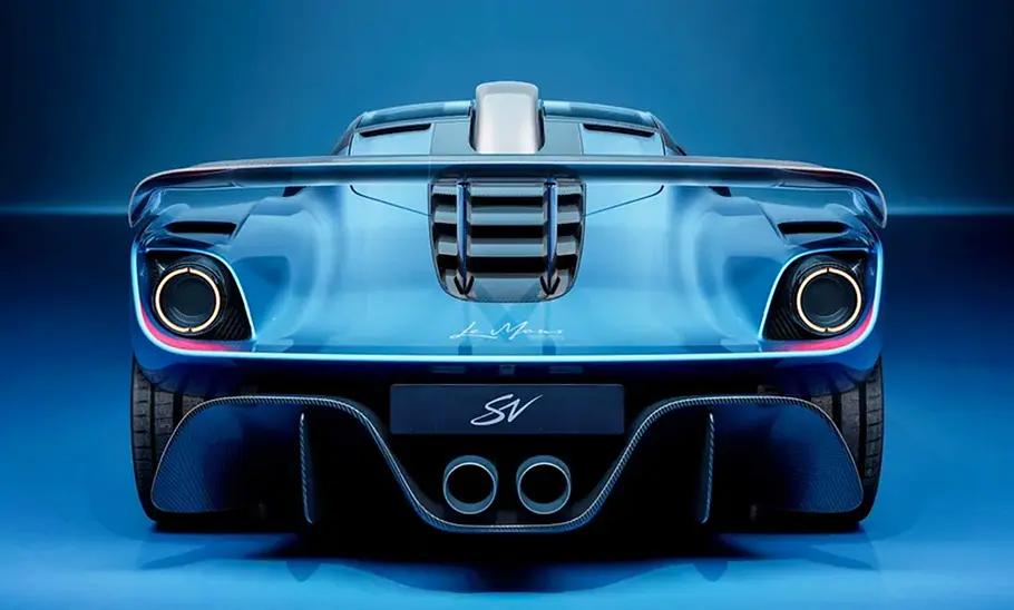 Eine Heckansicht zeigt den Gordon Murray Le Mans GTR.